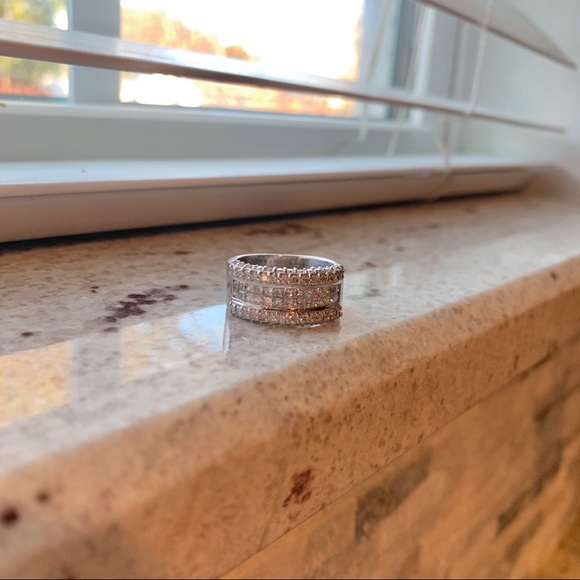 SOLD Diamond band - Picture 5 of 7